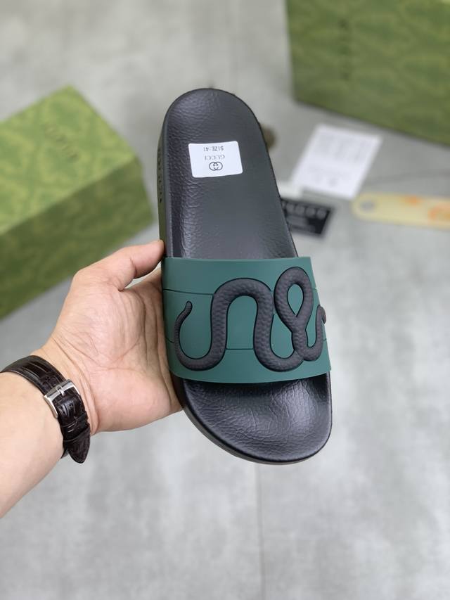 工厂价 GUCCI 古奇蛇年新款休闲拖鞋，原版官网1:1、完美做工 透射出一种尊贵奢华，于古奇高端超凡工艺中升华其奢侈定义。原版古奇双G组合大底，码数：37-4