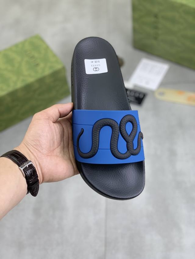 工厂价 GUCCI 古奇蛇年新款休闲拖鞋，原版官网1:1、完美做工 透射出一种尊贵奢华，于古奇高端超凡工艺中升华其奢侈定义。原版古奇双G组合大底，码数：37-4