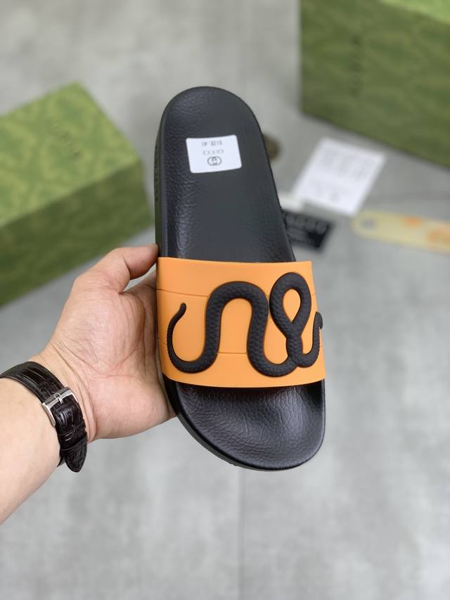 工厂价 GUCCI 古奇蛇年新款休闲拖鞋，原版官网1:1、完美做工 透射出一种尊贵奢华，于古奇高端超凡工艺中升华其奢侈定义。原版古奇双G组合大底，码数：37-4