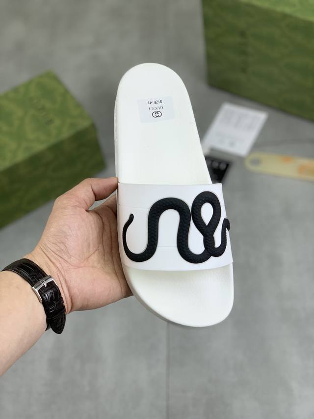 工厂价 GUCCI 古奇蛇年新款休闲拖鞋，原版官网1:1、完美做工 透射出一种尊贵奢华，于古奇高端超凡工艺中升华其奢侈定义。原版古奇双G组合大底，码数：37-4