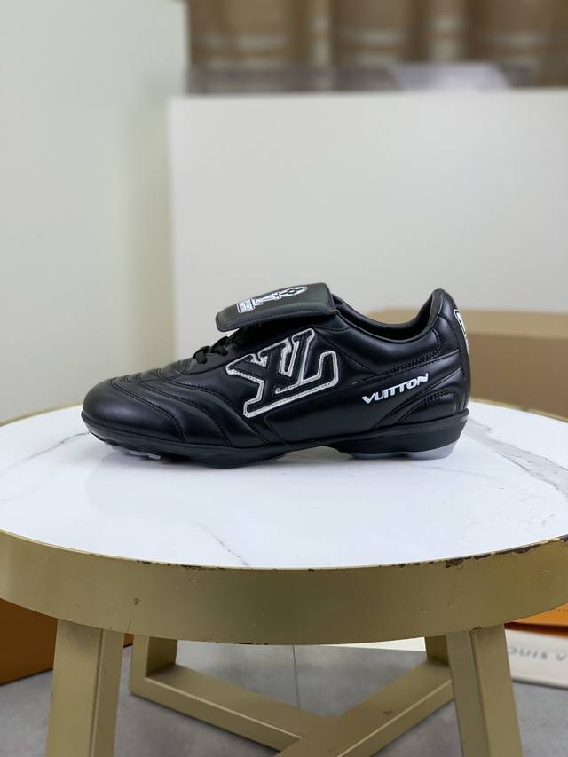 工厂价 2025年新款LV情侣同款球鞋，穿上就是时髦精这款 Footprint Soccer 运动鞋于2025春夏系列时装展中亮相，是Pharrell Will