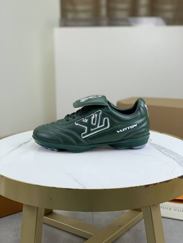 工厂价 2025年新款LV情侣同款球鞋，穿上就是时髦精这款 Footprint Soccer 运动鞋于2025春夏系列时装展中亮相，是Pharrell Will