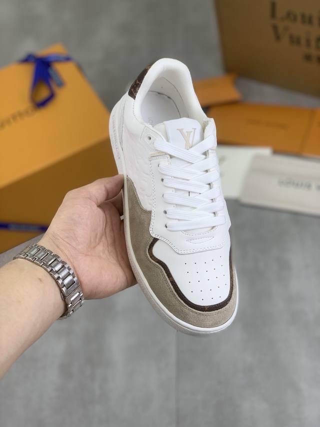 工厂价 一眼心动的LV新款24ss 航海刺绣运动鞋新品LV Confetti系列黑白配色，是全皮材质。麂皮拼接小牛皮！刺绣版面是L家航海元素的刺绣，超级精致好看