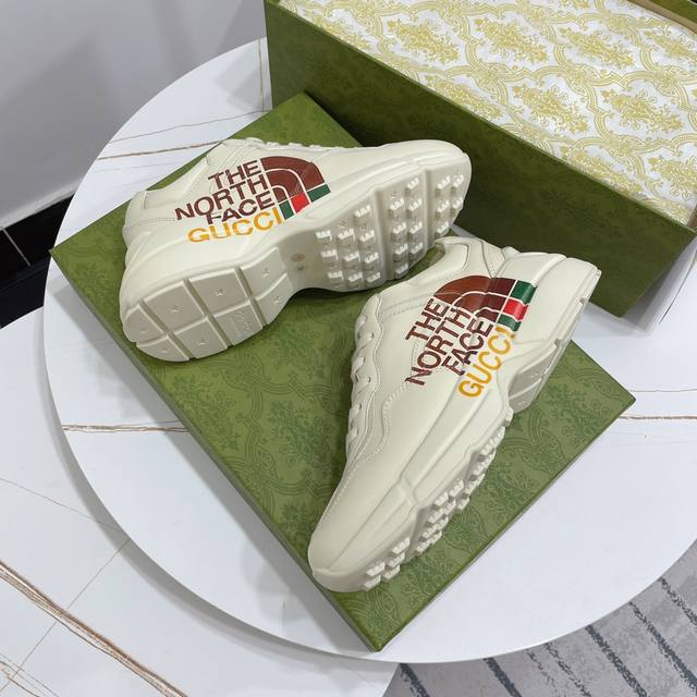 Gucci 顶级版本 老爹鞋系列款GG情侣款老爹鞋，近几年一直火爆；新色更新不断；明星 网红 直播等必定种草打call经典时尚风格，皮面做旧、5D绘图打印；混合