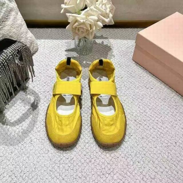 MiuMiu 缪缪 25ss 春夏新款 饼干鞋 阿甘鞋休闲运动鞋miumiu最新爆款 前卫大胆的设计，Miu Miu风格融于此款厚底真丝雨布玛丽珍设计的简约线条