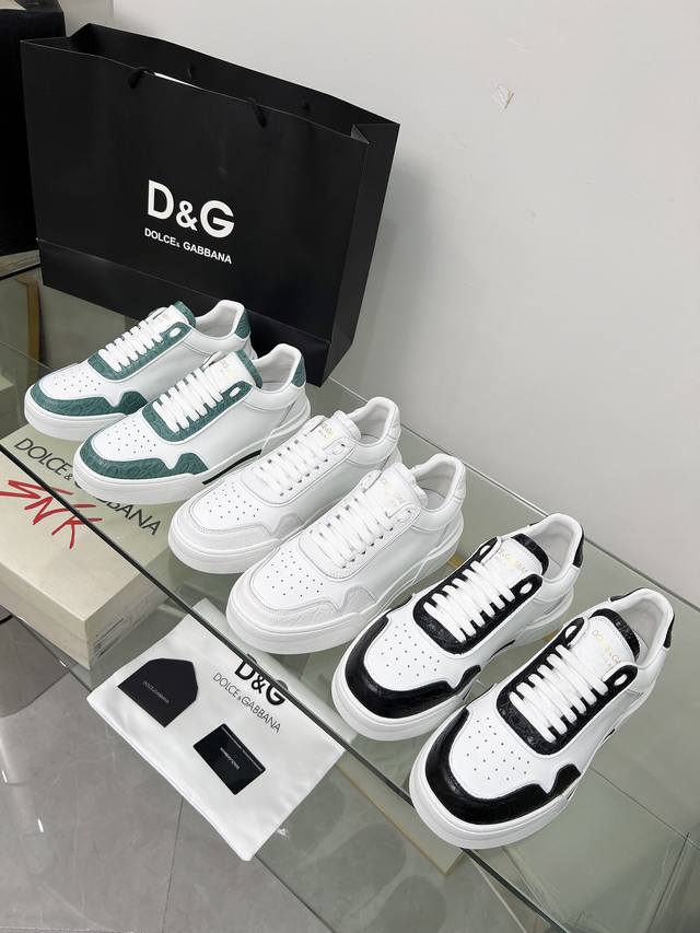 2025高端版本高质量原单品质D0LCE & GABBANA 今年的主打款式 没有之一 超火超帅气的休闲鞋此款传承了D家一贯有点浮夸而不失时尚的风格 精湛的做工