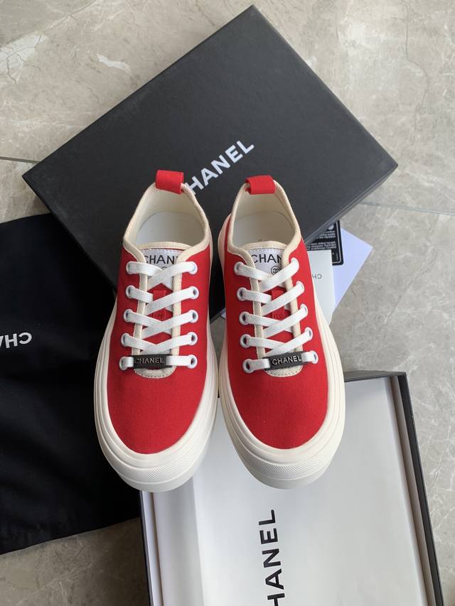 Chanel 25C隐藏款休闲小白鞋！Vintage感满满，中古复刻款get啦～小白鞋适配春夏，黑白拼接就很Chanel。配合袜子就很复古学院的感觉。Size: