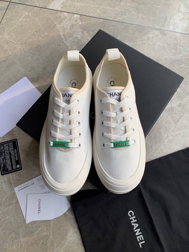 Chanel 25C隐藏款休闲小白鞋！Vintage感满满，中古复刻款get啦～小白鞋适配春夏，黑白拼接就很Chanel。配合袜子就很复古学院的感觉。Size:
