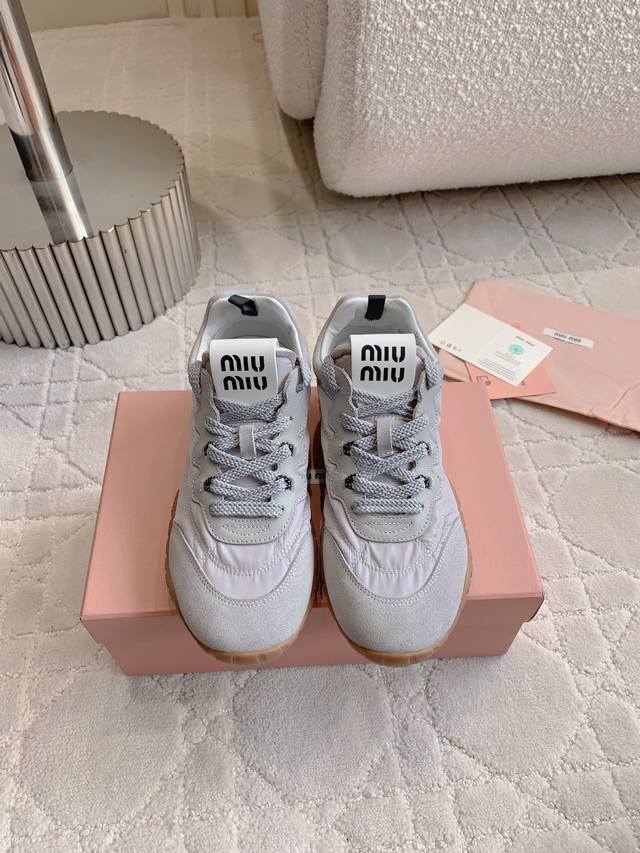出厂价 miu 联名lululemon休闲运动鞋 这款上脚真的很好看 结合了优雅和运动功能 真是舒适又时髦 配色太好看啦 原版购入打版开发 尺码35-39 40