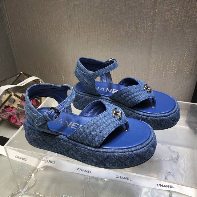 凉鞋 顶级品质 Chane＊25C小香春夏新品夹趾厚底休闲凉鞋全网最火的一款凉鞋 ！可想而知小香控不可错过的 颜值与舒适并存 ～简约又百搭！鞋面：小羊皮 牛仔布