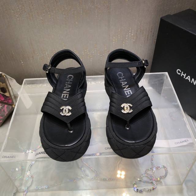 凉鞋 顶级品质 Chane＊25C小香春夏新品夹趾厚底休闲凉鞋全网最火的一款凉鞋 ！可想而知小香控不可错过的 颜值与舒适并存 ～简约又百搭！鞋面：小羊皮 牛仔布
