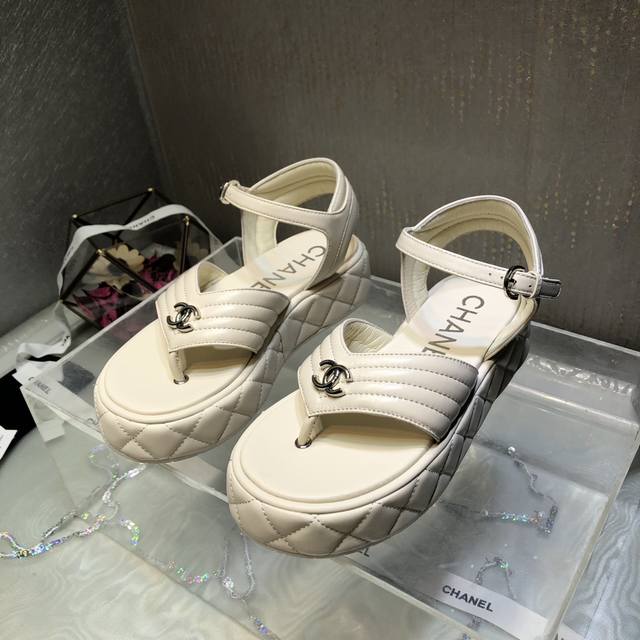 凉鞋 顶级品质 Chane＊25C小香春夏新品夹趾厚底休闲凉鞋全网最火的一款凉鞋 ！可想而知小香控不可错过的 颜值与舒适并存 ～简约又百搭！鞋面：小羊皮 牛仔布