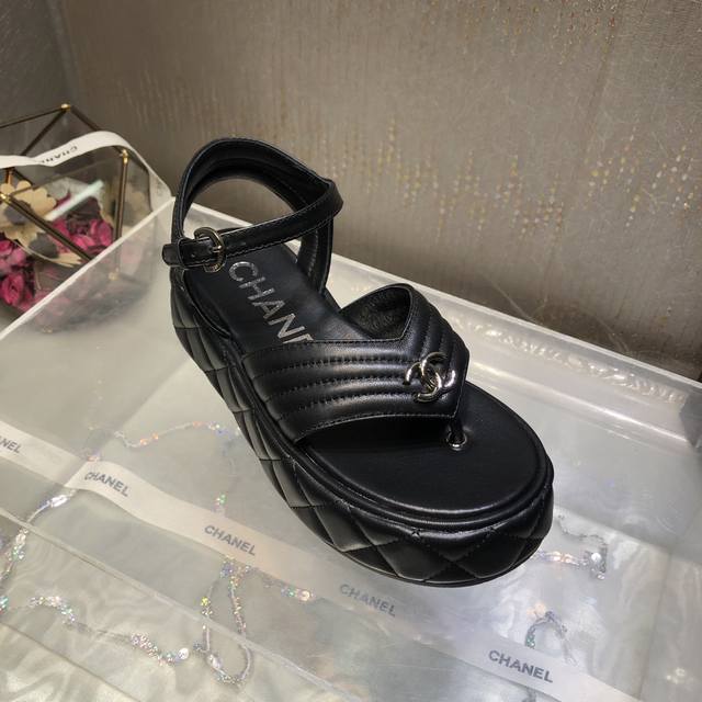 凉鞋 顶级品质 Chane＊25C小香春夏新品夹趾厚底休闲凉鞋全网最火的一款凉鞋 ！可想而知小香控不可错过的 颜值与舒适并存 ～简约又百搭！鞋面：小羊皮 牛仔布