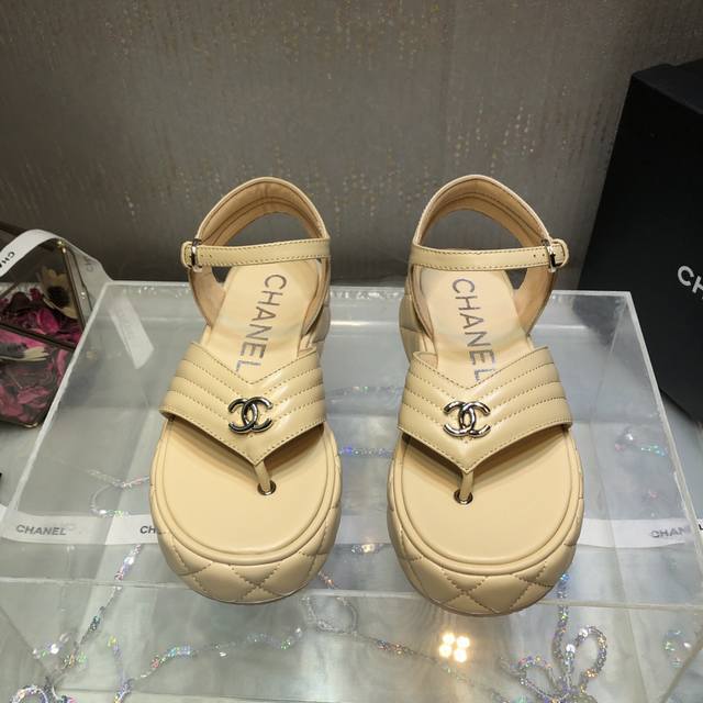 凉鞋 顶级品质 Chane＊25C小香春夏新品夹趾厚底休闲凉鞋全网最火的一款凉鞋 ！可想而知小香控不可错过的 颜值与舒适并存 ～简约又百搭！鞋面：小羊皮 牛仔布
