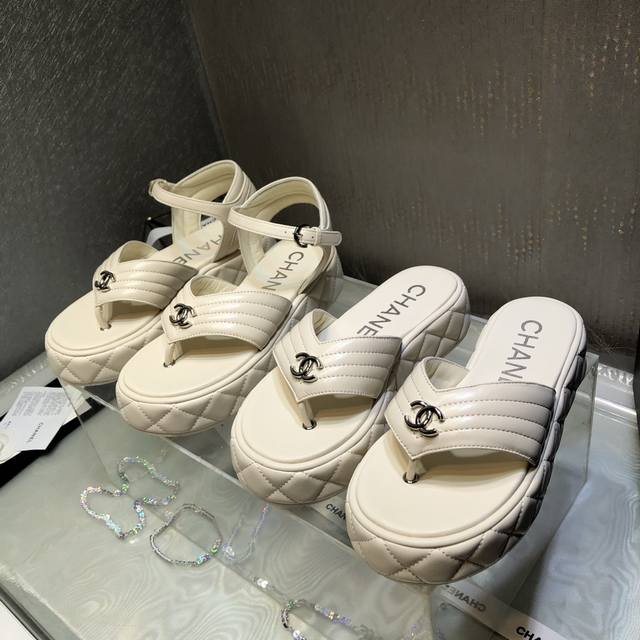 拖鞋 顶级品质 Chane＊25C小香春夏新品人字拖厚底休闲凉鞋全网最火的一款凉鞋 ！可想而知小香控不可错过的 颜值与舒适并存的 ～简约又百搭！鞋面：小羊皮 牛