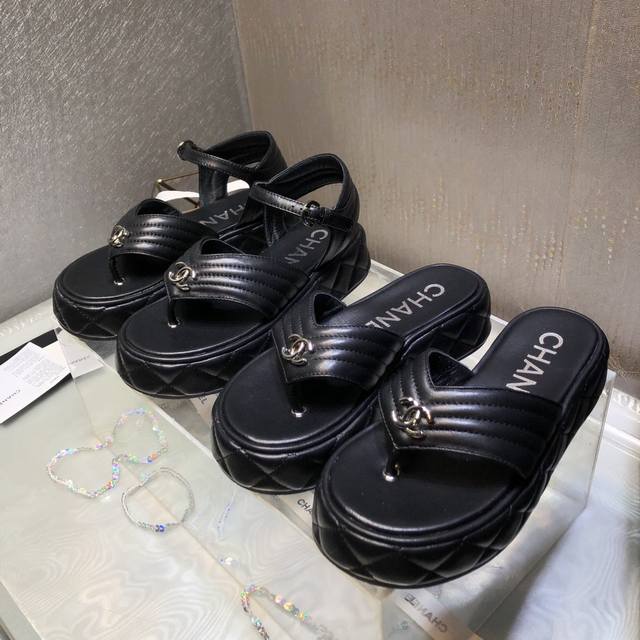 拖鞋 顶级品质 Chane＊25C小香春夏新品人字拖厚底休闲凉鞋全网最火的一款凉鞋 ！可想而知小香控不可错过的 颜值与舒适并存的 ～简约又百搭！鞋面：小羊皮 牛
