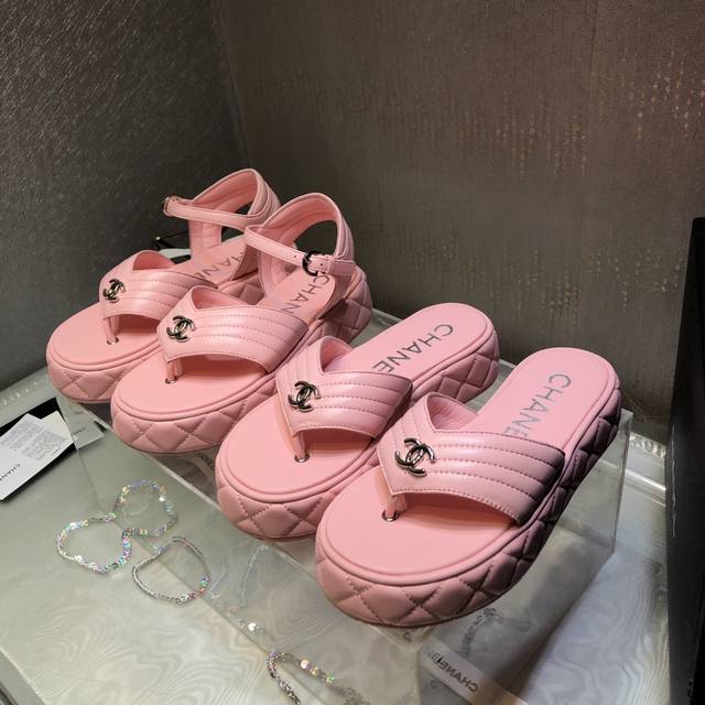 拖鞋 顶级品质 Chane＊25C小香春夏新品人字拖厚底休闲凉鞋全网最火的一款凉鞋 ！可想而知小香控不可错过的 颜值与舒适并存的 ～简约又百搭！鞋面：小羊皮 牛