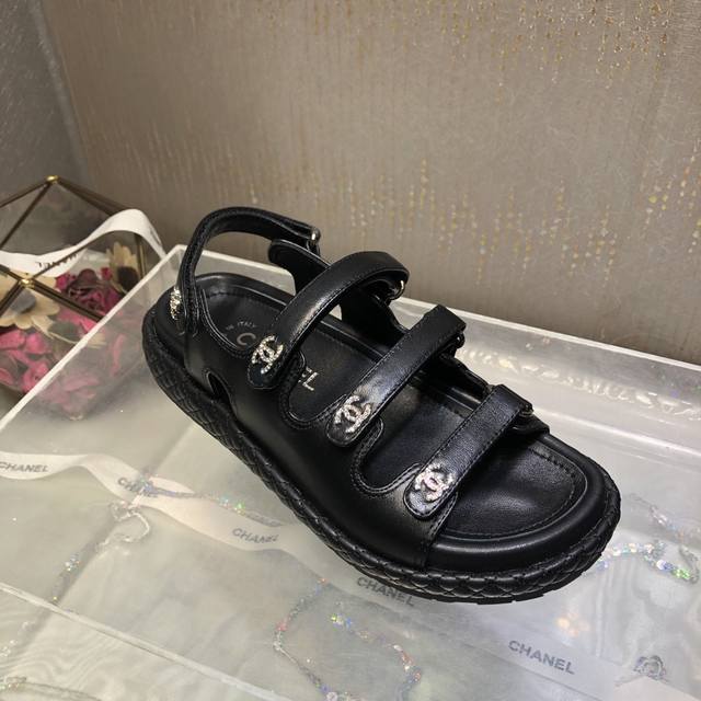 凉鞋 顶级版本 * 小香2025ss春夏新品三带魔术贴拖鞋. 钻扣厚底沙滩凉鞋最新成型底系列美爆了！各大网红都在种草，上脚yyds ！配袜子穿也超飒！鞋面：混种