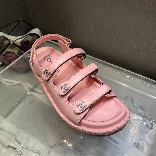 凉鞋 顶级版本 * 小香2025ss春夏新品三带魔术贴拖鞋. 钻扣厚底沙滩凉鞋最新成型底系列美爆了！各大网红都在种草，上脚yyds ！配袜子穿也超飒！鞋面：混种