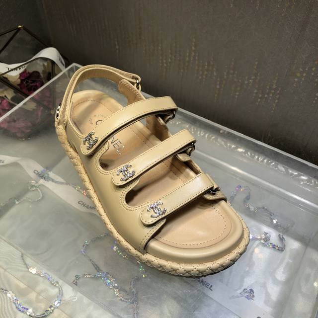 凉鞋 顶级版本 * 小香2025ss春夏新品三带魔术贴拖鞋. 钻扣厚底沙滩凉鞋最新成型底系列美爆了！各大网红都在种草，上脚yyds ！配袜子穿也超飒！鞋面：混种