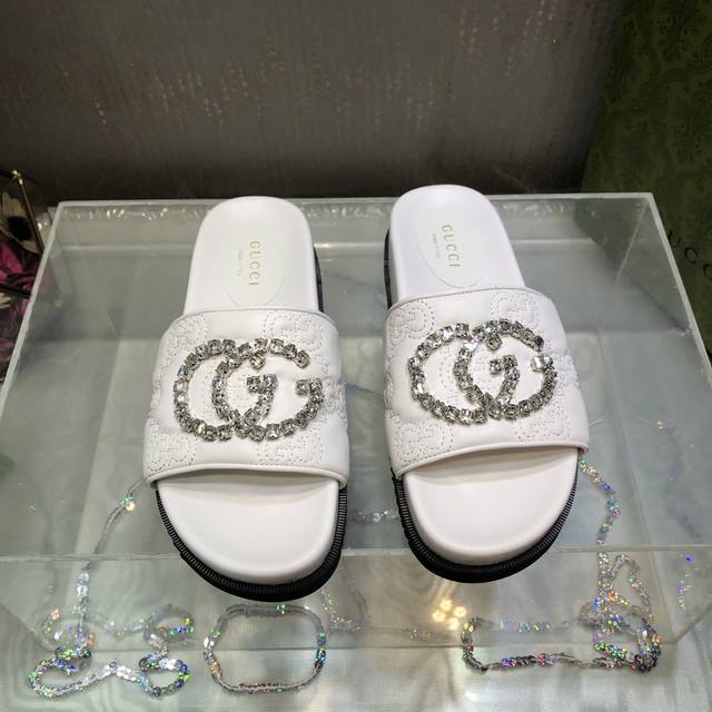 出 GUCCI*春夏新款一字厚底拖鞋～面料：进口压花小羊皮，手工缝钻G字logo厚底**显瘦！百搭随性！鞋面：刺绣羊皮内里 垫脚：羊皮底厚：3.5cm 前掌2.