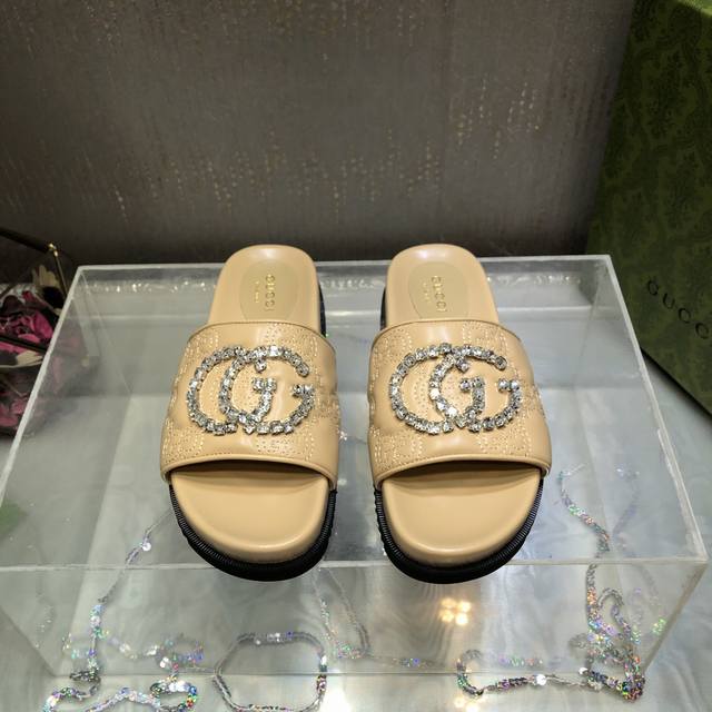 出 GUCCI*春夏新款一字厚底拖鞋～面料：进口压花小羊皮，手工缝钻G字logo厚底**显瘦！百搭随性！鞋面：刺绣羊皮内里 垫脚：羊皮底厚：3.5cm 前掌2.