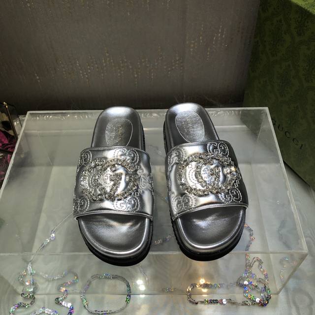 出 GUCCI*春夏新款一字厚底拖鞋～面料：进口压花小羊皮，手工缝钻G字logo厚底增高显瘦！百搭随性！鞋面：刺绣羊皮内里 垫脚：羊皮底厚：3.5cm 前掌2.