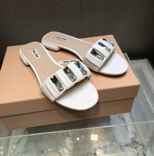 出 ～miu mi*25夏季新品 钻扣一字拖鞋 上脚性感时尚！真的好看！可盐可甜的一款仙女凉拖 ！鞋面：混种羊皮内里 垫脚：羊皮大底：意大利进口真皮底跟高：2c