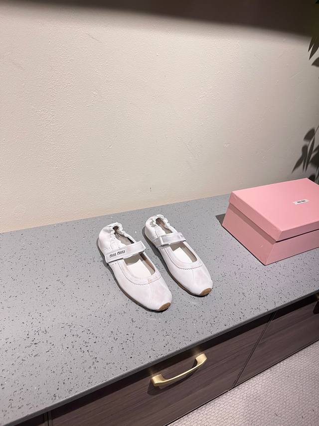 最高版本出厂 miumiu缪缪25春夏走秀西部牛仔系列 全新褶皱松紧玛丽珍单鞋 走秀图频频出现在各大时装杂志封面 张元英等各路明星订货会试穿订购所见即所得闭眼入