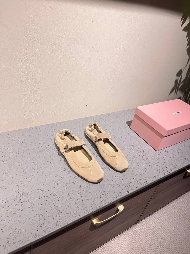 最高版本出厂 miumiu缪缪25春夏走秀西部牛仔系列 全新褶皱松紧玛丽珍单鞋 走秀图频频出现在各大时装杂志封面 张元英等各路明星订货会试穿订购所见即所得闭眼入