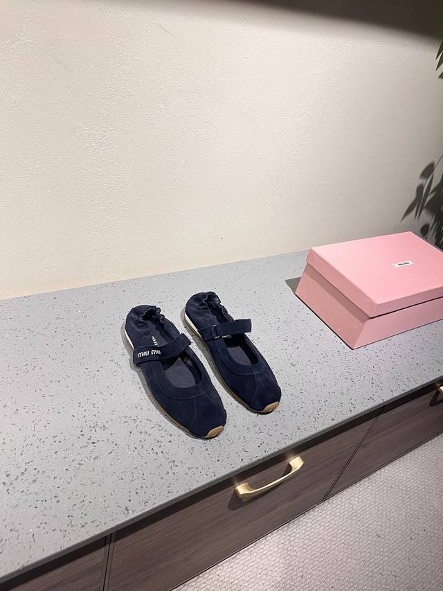 最高版本出厂 miumiu缪缪25春夏走秀西部牛仔系列 全新褶皱松紧玛丽珍单鞋 走秀图频频出现在各大时装杂志封面 张元英等各路明星订货会试穿订购所见即所得闭眼入