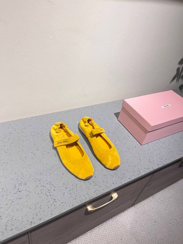 最高版本出厂 miumiu缪缪25春夏走秀西部牛仔系列 全新褶皱松紧玛丽珍单鞋 走秀图频频出现在各大时装杂志封面 张元英等各路明星订货会试穿订购所见即所得闭眼入