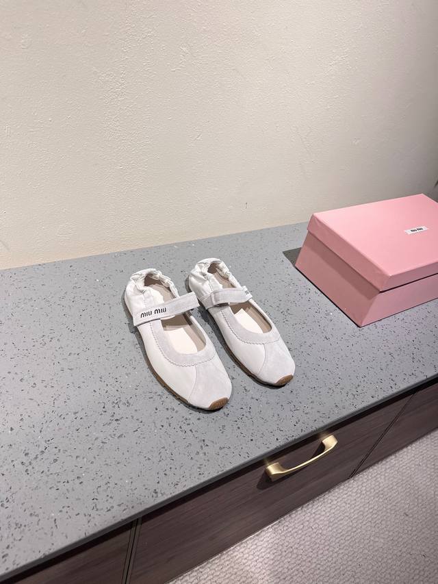最高版本出厂 miumiu缪缪25春夏走秀西部牛仔系列 全新褶皱松紧玛丽珍单鞋 走秀图频频出现在各大时装杂志封面 张元英等各路明星订货会试穿订购所见即所得闭眼入