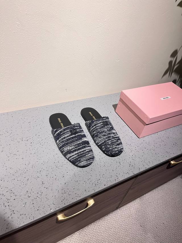 最高版本出厂 miumiu缪缪25早春 走秀真皮拖鞋 各路博主着用全新一季做旧系列上脚尤为惊艳到你的一款闭眼入都是不会后悔 搭配还是可咸可甜 ZP开发鞋型、订制
