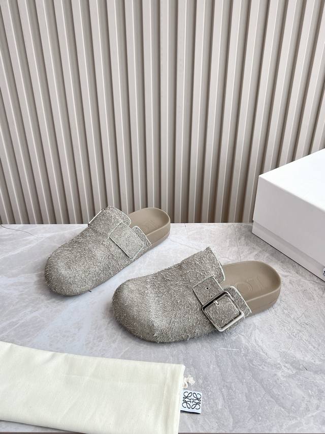 出厂 顶级版本 罗意威Loewe 25 Campo早春半拖鞋来自秀场延续品牌设计师Jonathan Anderson一贯的玩味主义色彩新款Campo玛丽珍穆勒鞋