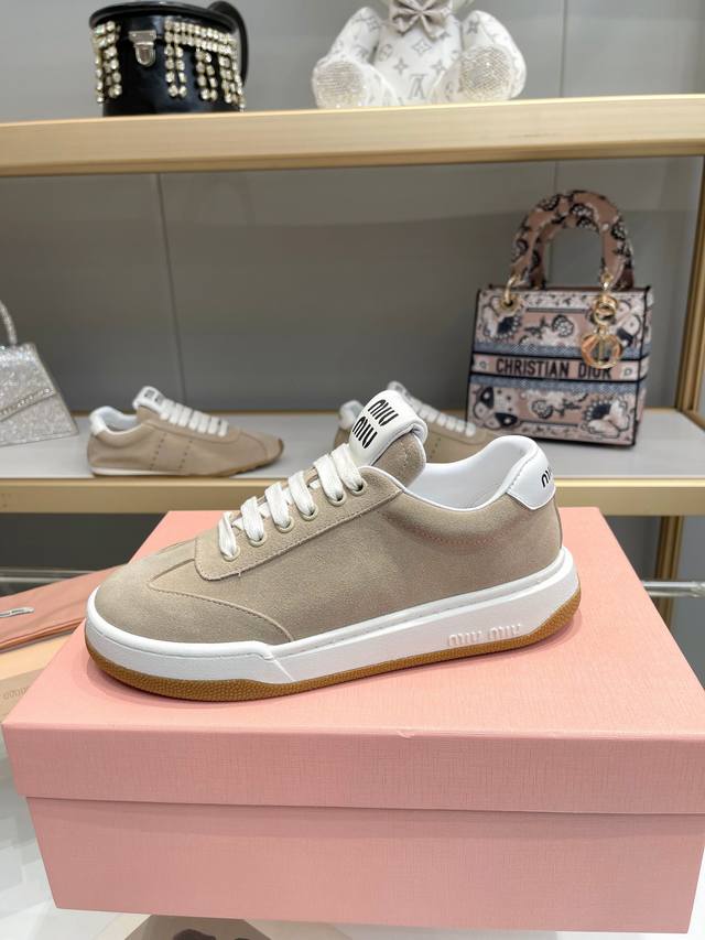 出厂价 MiuMiu缪缪家早春最新走秀款 休闲脏脏鞋 运动小白鞋 国内外博主刷爆的一款，小红书种草系列，复古又时髦上脚美炸了 简约的运动板鞋设计，极具辨识度的鞋