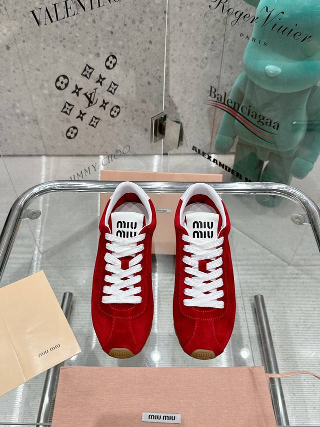 出厂价 Miumiu2025早春走秀新款阿甘德训鞋运动鞋， 巨巨巨好穿的德训鞋，早春走秀款德训鞋，简单很随意不羁 复古颜值满分 又能体现单宁美感 整双鞋子设计简