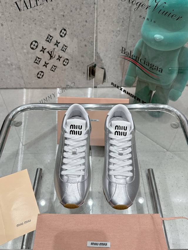 出厂价 Miumiu2025早春走秀新款阿甘德训鞋运动鞋， 巨巨巨好穿的德训鞋，早春走秀款德训鞋，简单很随意不羁 复古颜值满分 又能体现单宁美感 整双鞋子设计简