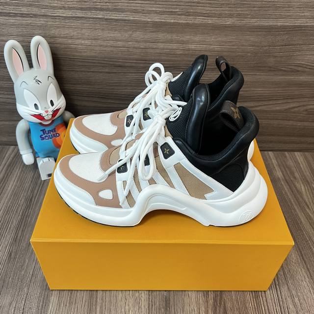 顶级版本LOUIS VUITTON Archlight 1.0花纹时尚低帮运动休闲鞋女款白棕黑。面料:科技混合面料拼接牛皮 lv老花皮内里:进口羊皮里 织物垫脚