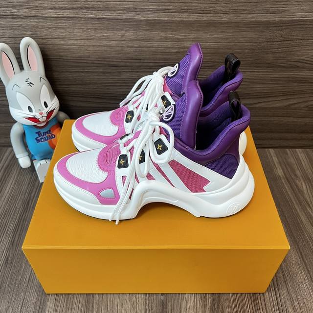 顶级版本LOUIS VUITTON Archlight 1.0花纹时尚低帮运动休闲鞋女款白粉紫。面料:科技混合面料拼接牛皮 lv老花皮内里:进口羊皮里 织物垫脚