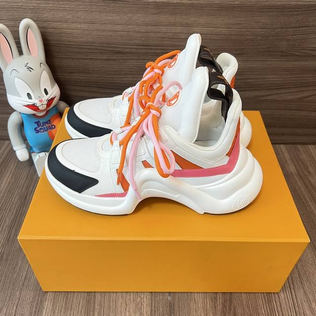 顶级版本LOUIS VUITTON Archlight 1.0花纹时尚低帮运动休闲鞋女款白橙。面料:科技混合面料拼接牛皮 lv老花皮内里:进口羊皮里 织物垫脚: