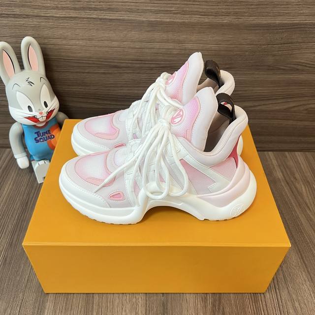顶级版本LOUIS VUITTON Archlight 1.0花纹时尚低帮运动休闲鞋女款白粉.面料:科技混合面料拼接牛皮 lv老花皮内里:进口羊皮里 织物垫脚: