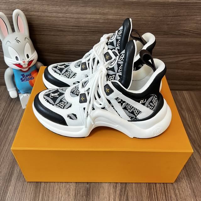 顶级版本LOUIS VUITTON Archlight 1.0花纹时尚低帮运动休闲鞋女款黑白。面料:科技混合面料拼接牛皮 lv老花皮内里:进口羊皮里 织物垫脚: