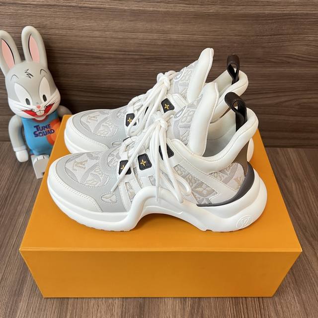 顶级版本LOUIS VUITTON Archlight 1.0花纹时尚低帮运动休闲鞋女款灰白。面料:科技混合面料拼接牛皮 lv老花皮内里:进口羊皮里 织物垫脚: