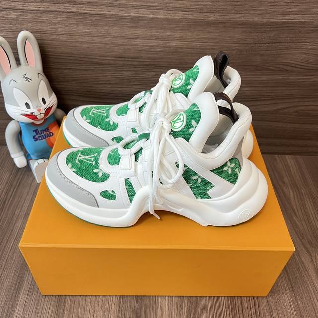 顶级版本LOUIS VUITTON Archlight 1.0花纹时尚低帮运动休闲鞋女款白绿灰。面料:科技混合面料拼接牛皮 lv老花皮内里:进口羊皮里 织物垫脚