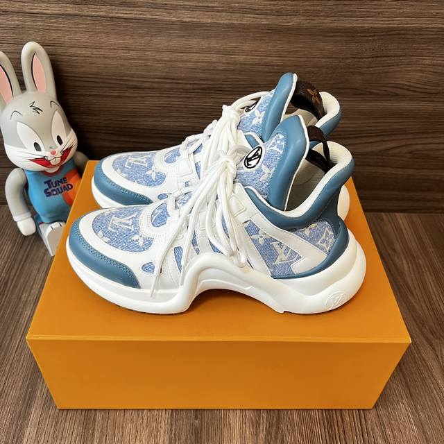 顶级版本LOUIS VUITTON Archlight 1.0花纹时尚低帮运动休闲鞋女款蓝白。面料:科技混合面料拼接牛皮 lv老花皮内里:进口羊皮里 织物垫脚: