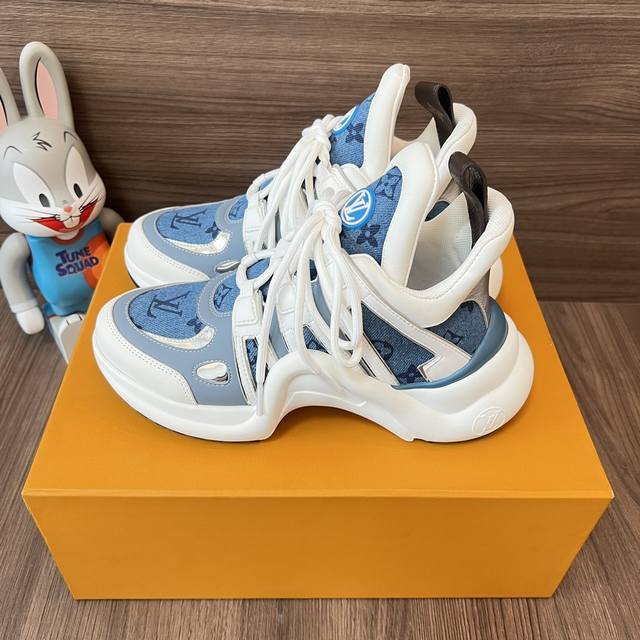顶级版本LOUIS VUITTON Archlight 1.0花纹时尚低帮运动休闲鞋女款白蓝。面料:科技混合面料拼接牛皮 lv老花皮内里:进口羊皮里 织物垫脚: