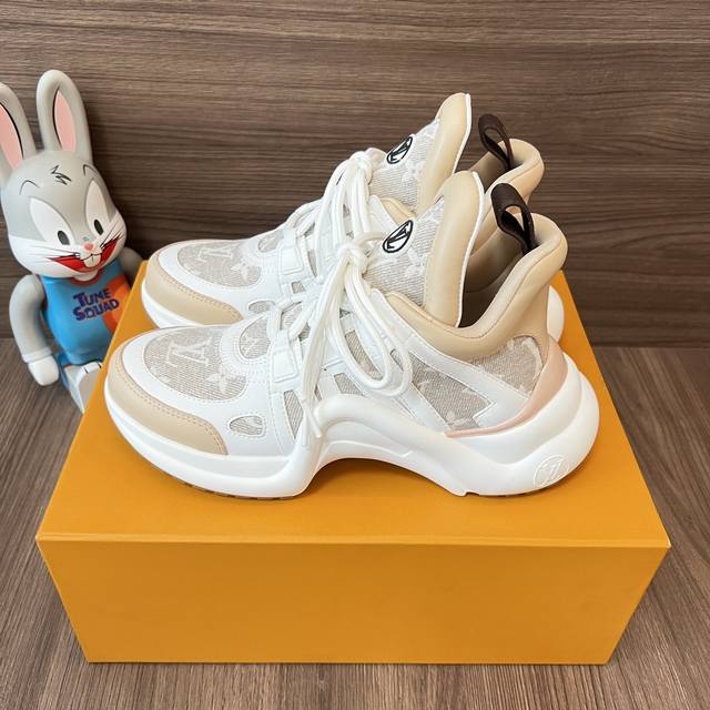 顶级版本LOUIS VUITTON Archlight 1.0花纹时尚低帮运动休闲鞋女款浅褐色。面料:科技混合面料拼接牛皮 lv老花皮内里:进口羊皮里 织物垫脚