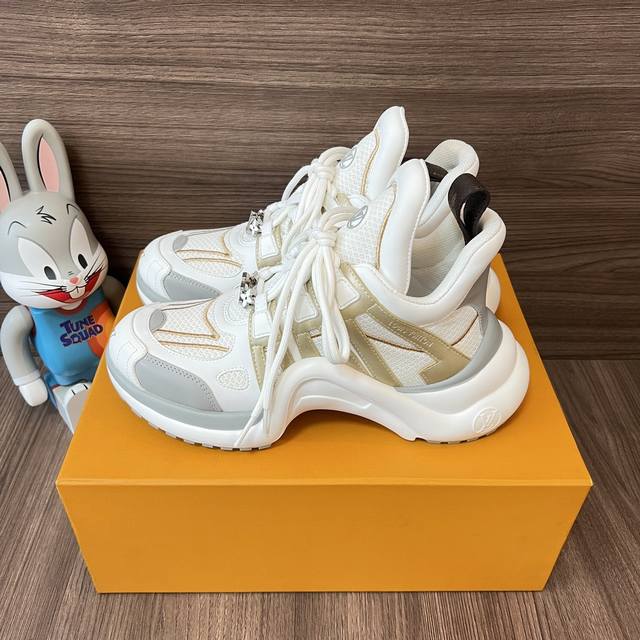 顶级版本LOUIS VUITTON Archlight 1.0花纹时尚低帮运动休闲鞋女款白金灰。面料:科技混合面料拼接牛皮 lv老花皮内里:进口羊皮里 织物垫脚