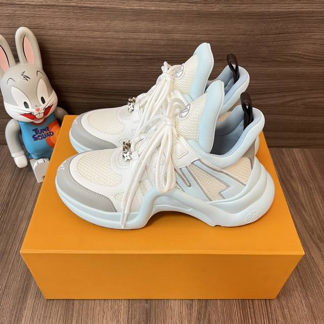 顶级版本LOUIS VUITTON Archlight 1.0花纹时尚低帮运动休闲鞋女款白蓝灰。面料:科技混合面料拼接牛皮 lv老花皮内里:进口羊皮里 织物垫脚
